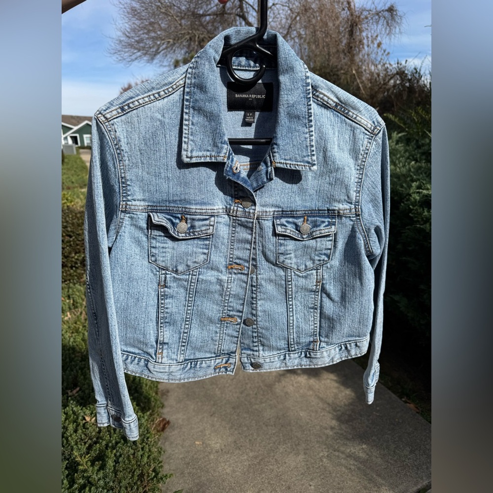 SOLD‼️— Banana Republic Light Blue Cropped Denim Jacket
